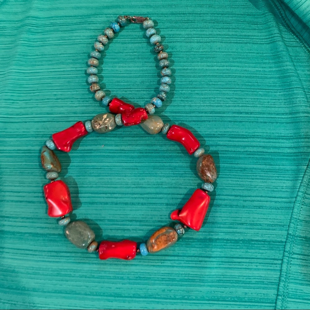 Green turquoise and coral necklace. - Picture 3 of 3